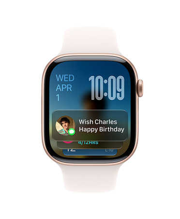Roze Gold rengi Apple Watch Series 11 ve bulut pembesi kordon, kadranın sol üst köşesinde tarih, sağ üst köşesinde saat ve altta Mesajlar araç takımı görünüyor