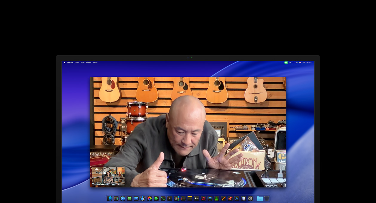 Müzik mağazasında görüntülü arama yapan kişi bir pikaba yakından bakıyor, Center Stage kamera sayesinde kadrajın merkezinde kalıyor