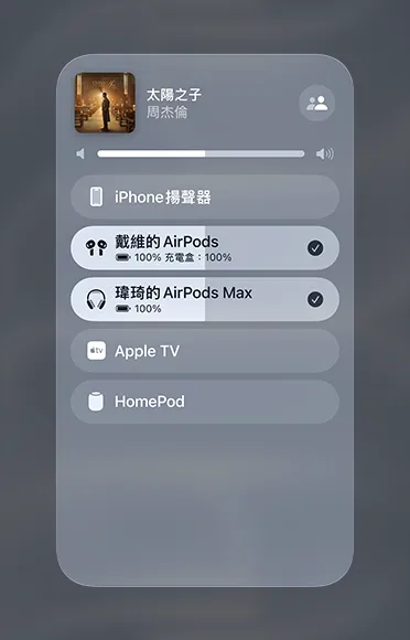 圖片展示在兩副不同的 AirPods 上播放著 Apple Music 上的歌曲
