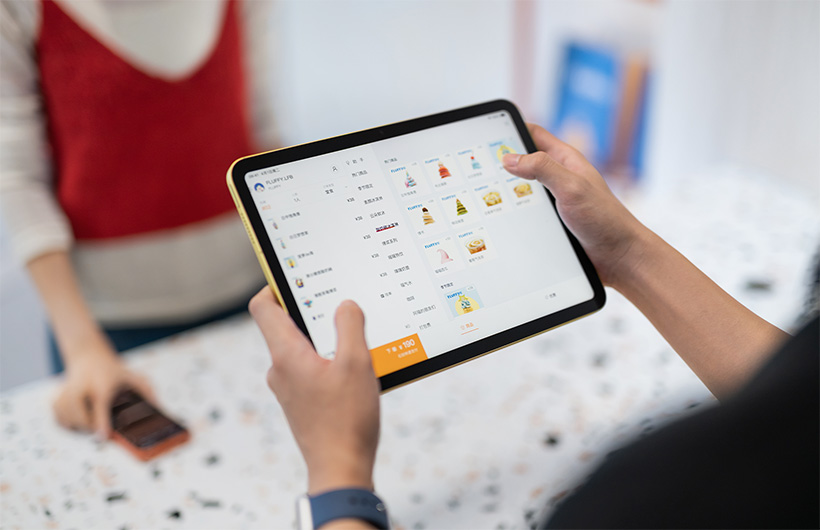 iPad 和 FLIPOS app 在手，讓 FLUFFY 員工充分發揮 POS 系統的功用。
