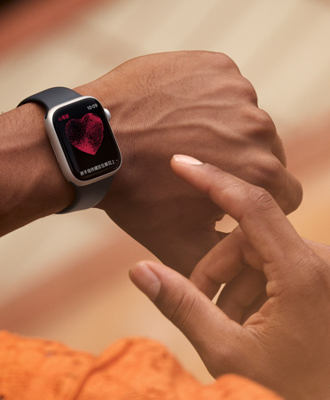 使用者外出時使用 Apple Watch Series 11 記錄心電圖