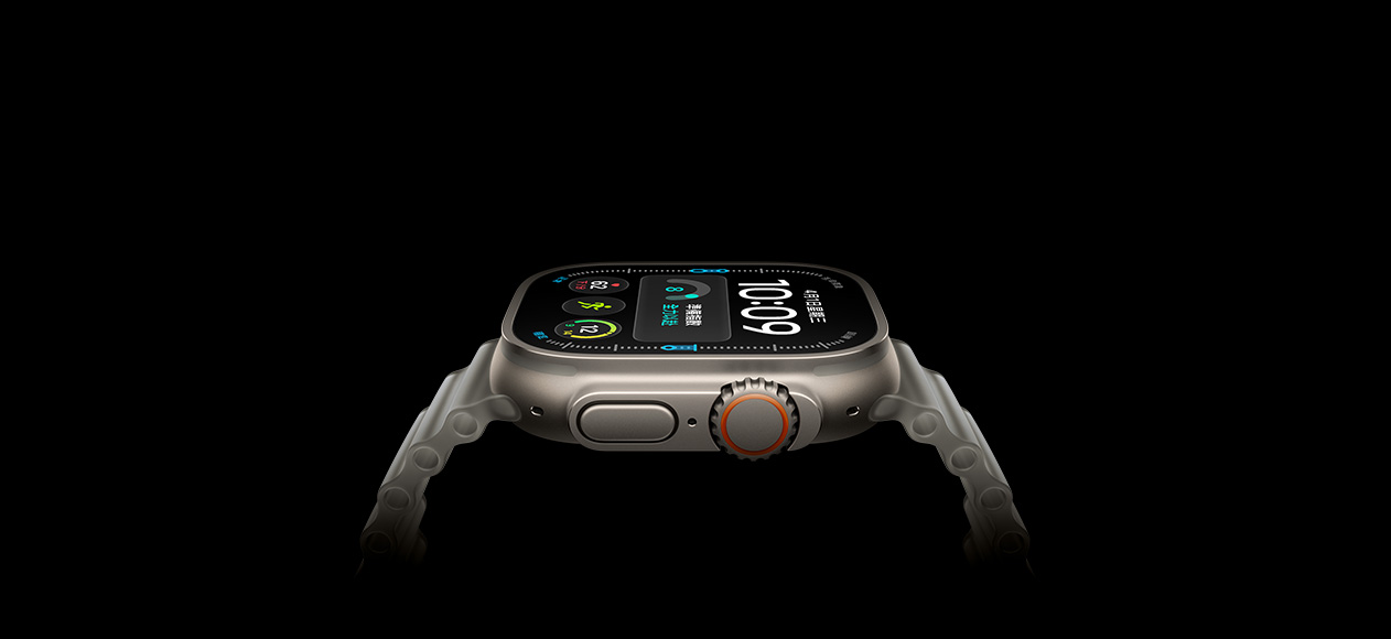 Apple Watch Ultra 4，展示原色鈦金屬錶殼，搭配半透明灰色海洋錶帶，機身右側展示數位錶冠、凸起的側邊按鈕，以及數位錶面