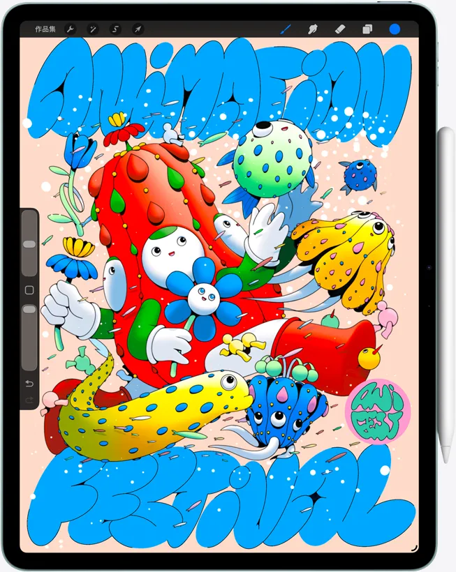 iPad Air 的機身正面外觀，螢幕顯示 Procreate app，畫面是色彩繽紛的數位藝術作品中有各種角色與物件，旁邊放著 Apple Pencil Pro