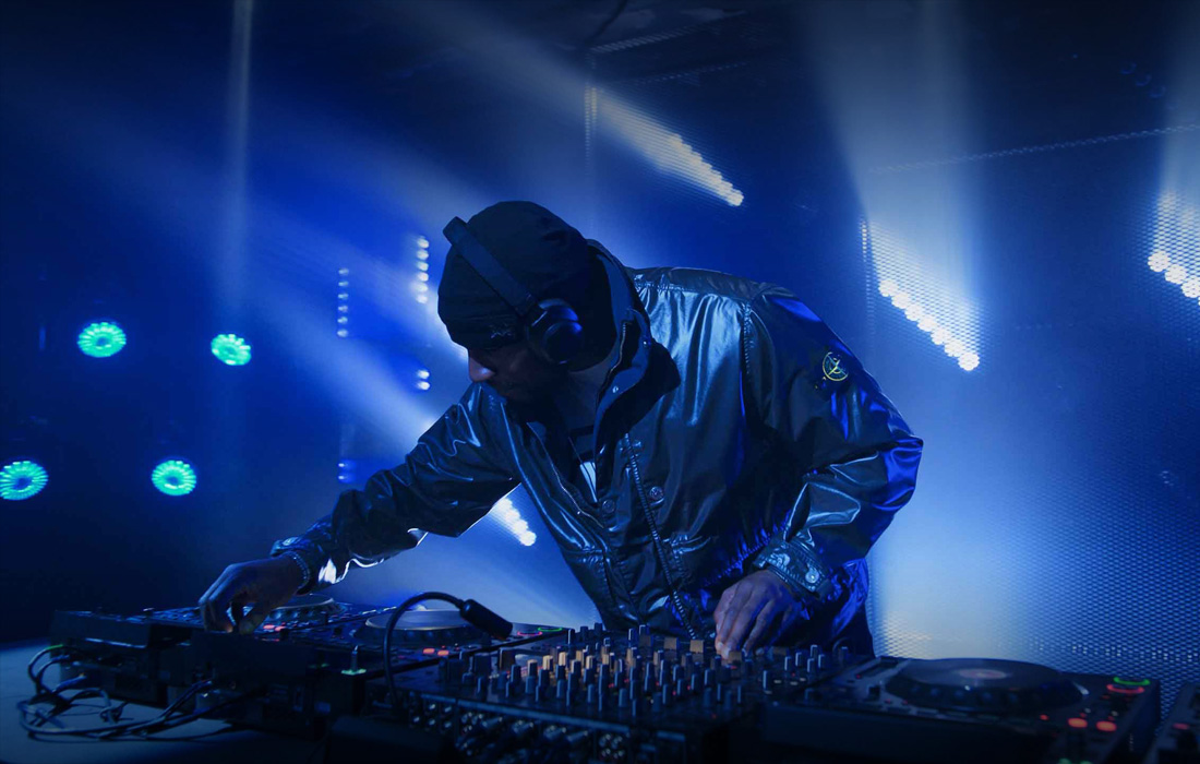 DJ esiintymässä elävän musiikin konsertissa.