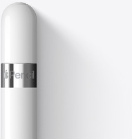 Widać górną część Apple Pencil 1. generacji z zaokrąglonym końcem otoczonym blaszką w kolorze srebrnym z widoczną nazwą produktu.