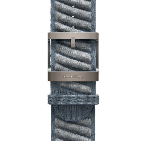 Correa En Mer para el Apple Watch Hermès Ultra 3, color Bleu Gris/Bleu Glacier (gris azulado con franjas diagonales gris claro en relieve), fabricada con hilo de poliamida tejido, orificios de ajuste en el centro, hebilla de titanio natural con “Hermès” grabado
