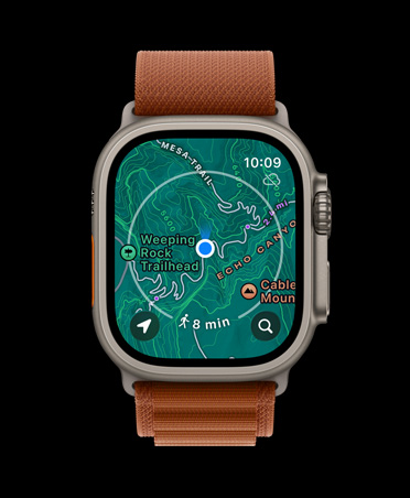 Apple Watch Ultra 3 med urkasse i farven naturligt titanium, offlinekort, vejvisning og Alpine Loop-rem i terrakotta