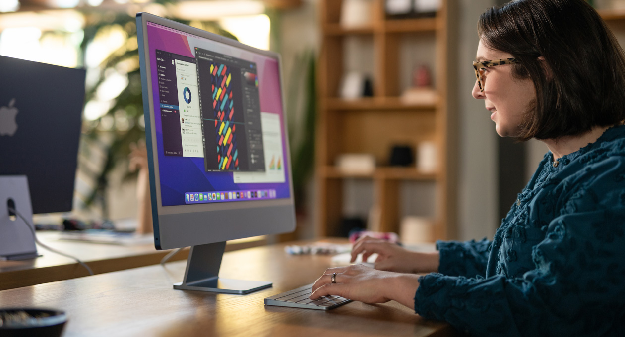 Una persona trabaja en una iMac con una colorida app de diseño en una oficina