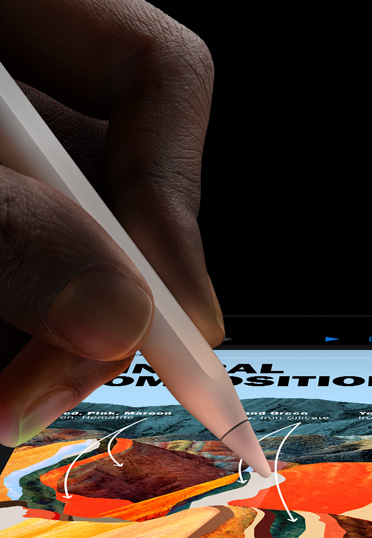 Lähikuva kädessä olevasta Apple Pencilistä, jolla piirretään iPadin näytölle.