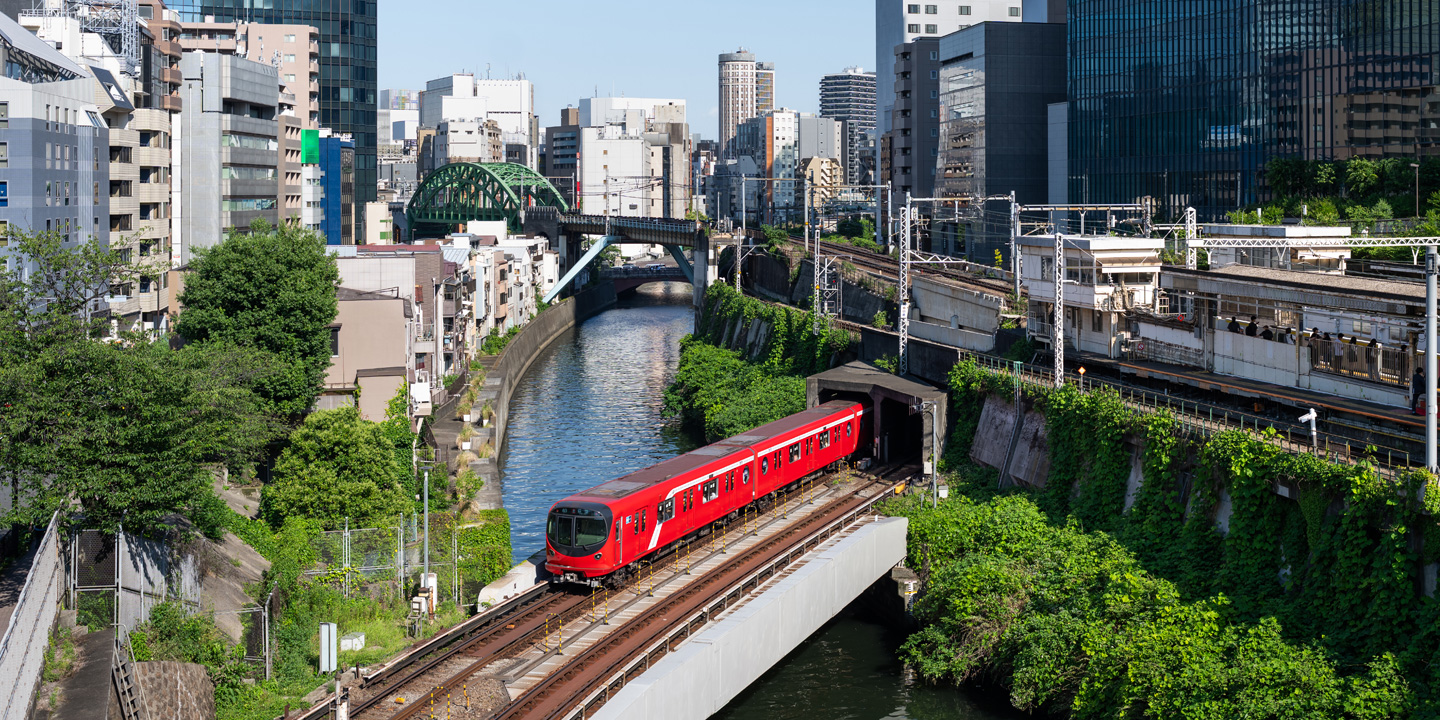Images du métro de Tokyo, notamment de trains traversant des ponts, de l’exploitation quotidienne et des travaux d’entretien.
