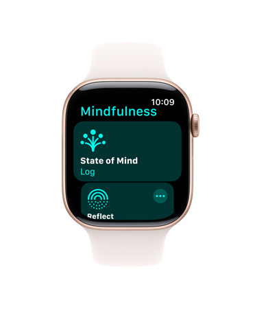 Apple Watch Series 10 fehér sportszíjjal, elölnézetből, a kijelzőn a Tudatosság, a Lelkiállapot és a Naplózás jelenik meg