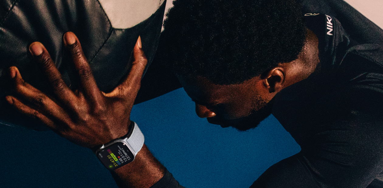 Un homme s’entraînant avec une Apple Watch au bras.