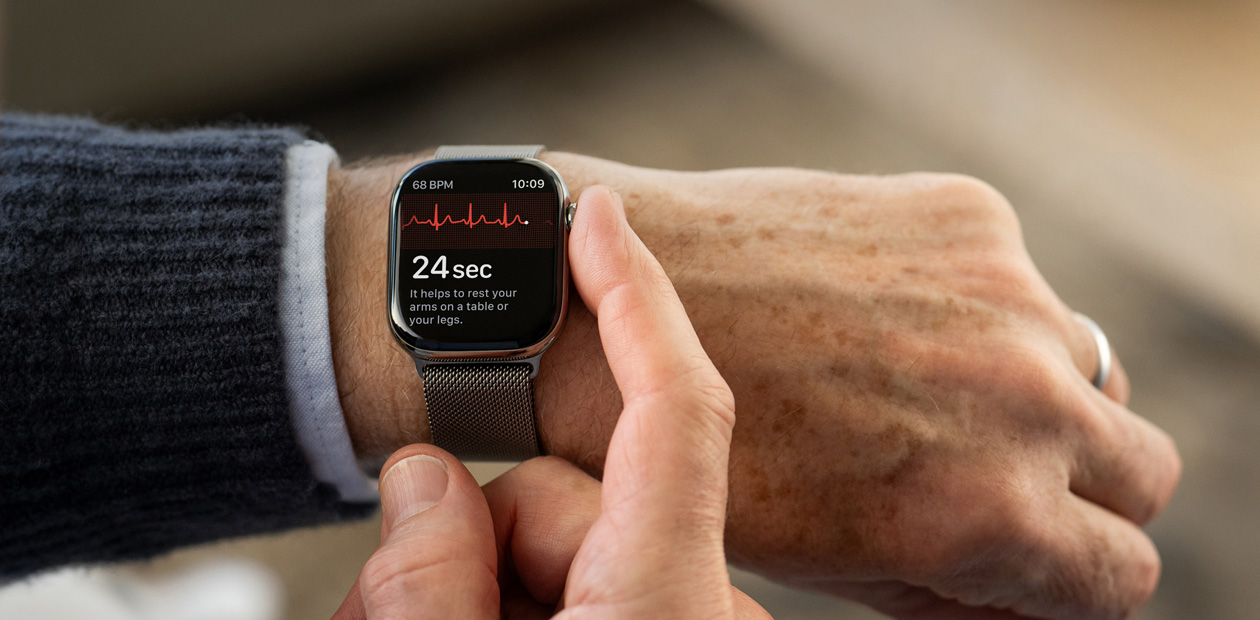 Une personne prend un ECG avec l’app ECG sur Apple Watch.