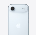 スカイブルーのiPhone Air、背面の外観。上部の凸部にFusionカメラシステムがある