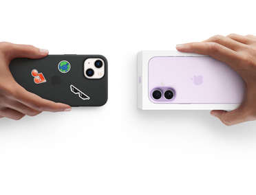 보상 판매 기기를 교환하는 두 손. 뒤에 스티커를 붙인 실리콘 케이스를 씌운 iPhone 13을 상자에 든 iPhone 17과 교환하고 있습니다.