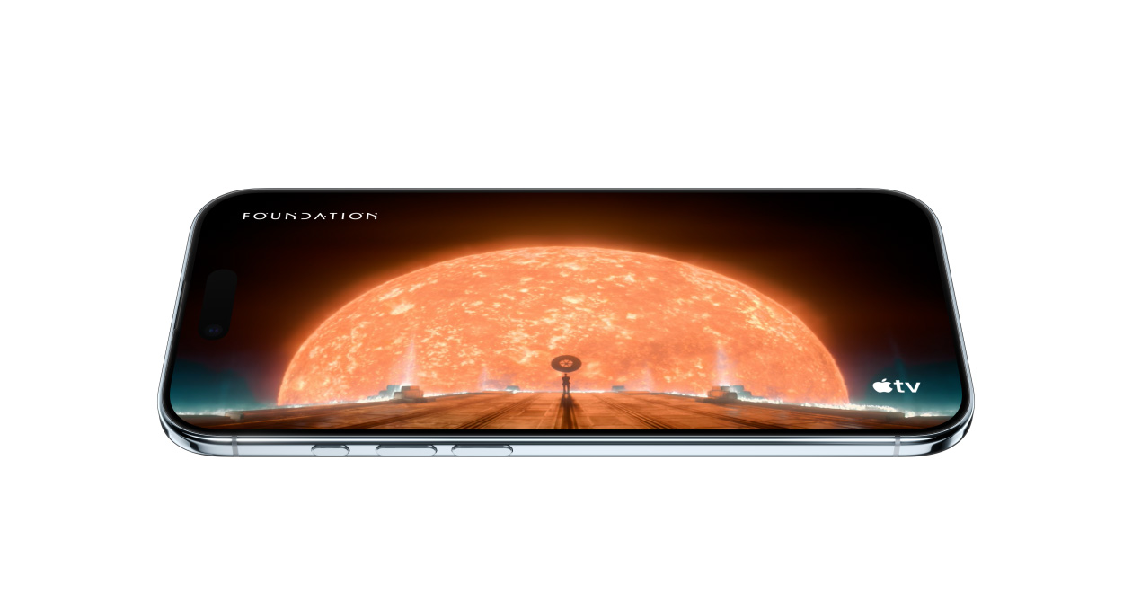 iPhone Air ferdén elölnézetből, a kijelzőjén az Apple TV Alapítvány című sorozatából kimerevített kép