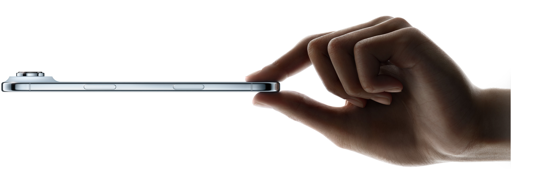 Egy kéz hüvelykujja és mutatóujja között tart egy égkék iPhone Airt, amely oldalnézetből jelenik meg, szemléltetve a vékony profilját, a Fusion kamerarendszert és az oldalsó, valamint a Kameravezérlő gombot