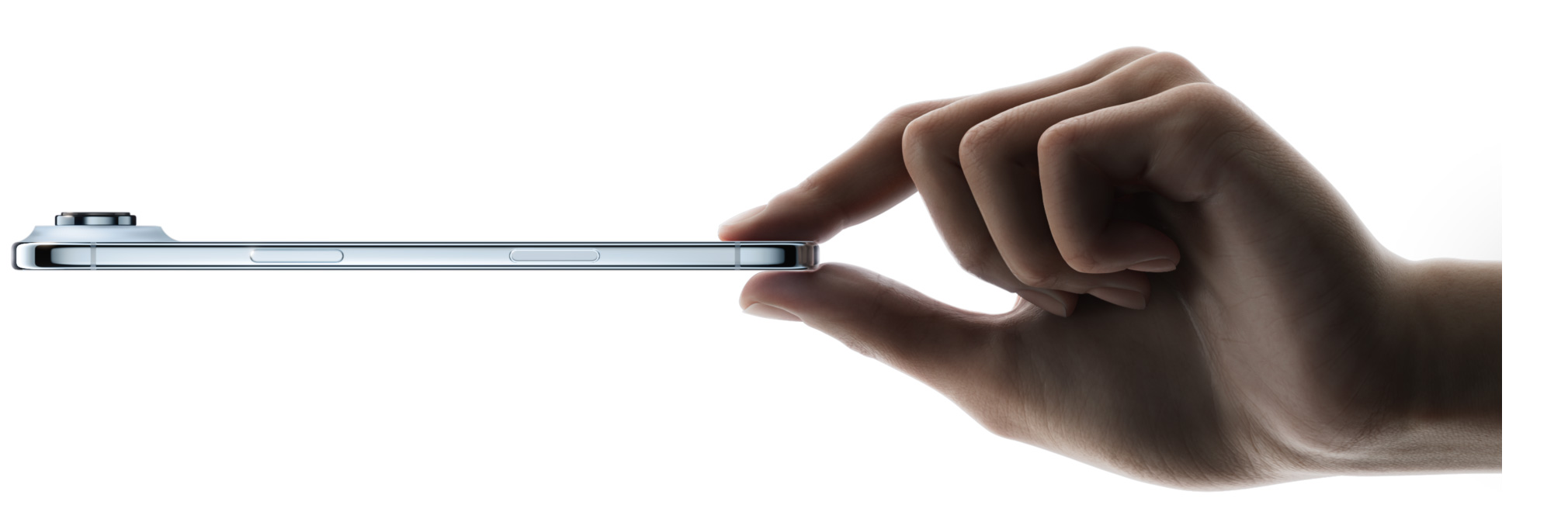 Egy kéz hüvelykujja és mutatóujja között tart egy égkék iPhone Airt, amely oldalnézetből jelenik meg, szemléltetve a vékony profilját, a Fusion kamerarendszert és az oldalsó, valamint a Kameravezérlő gombot