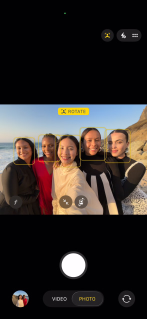 Ein iPhone Air Display zeigt ein Gruppenselfie im Feature Automatische Ausrichtung für Fotos