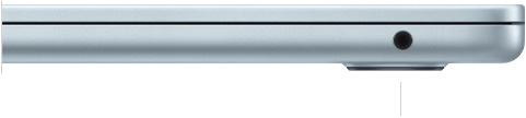 صورة للجهة اليمنى من جهاز MacBook Air وهو مغلق، تعرض مقبس سماعات الرأس