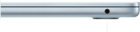 헤드폰 잭을 볼 수 있도록, 닫혀 있는 MacBook Air를 오른쪽 옆에서 바라본 모습
