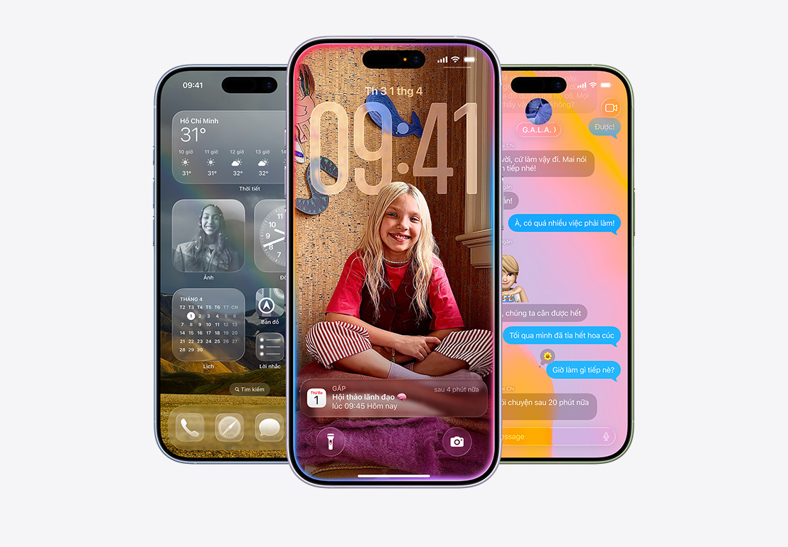 Các thiết bị iPhone 17, vỏ ngoài mặt trước, với màu sắc: xanh lam khói, tím oải hương, xanh lá xô thơm, các tính năng của iOS 26: Màn Hình Chính hiển thị nhiều ứng dụng khác nhau, cửa sổ Lịch bật lên trên Màn Hình Khóa được cá nhân hóa, màn hình iPhone hiển thị Tin Nhắn với thiết kế Liquid Glass
